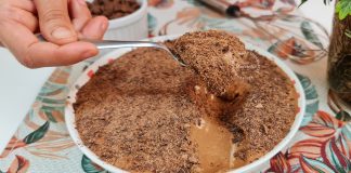 Mousse de Chocolate Cremoso com apenas 4 Ingredientes Mousse de Chocolate Cremoso com 4 Ingredientes