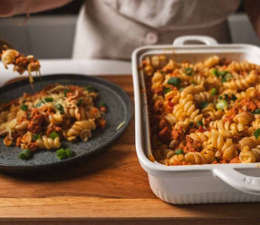 Macarrão simples ao molho de linguiça toscana Macarrão ao molho de linguiça toscana