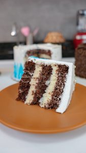 Bolo de aniversário - Massa de Chocolate com recheio de Leiteninho Cremoso