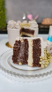 Bolo de aniversário - Massa de Chocolate com recheio de Brigadeiro e Leiteninho Cremoso