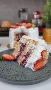 Bolo de aniversário - Massa de branca com recheio de Frutas vermelhas