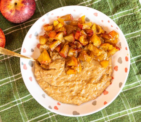 A receita favorita da minha família! Mingau de aveia com maçã caramelizada Mingau de aveia com maçã caramelizada