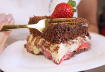 Bolo de Chocolate Caseiro com Morango para Aniversário + 2 SUPER Recheios Cremosos Bolo de Chocolate Caseiro com Morango para Aniversário + 2 SUPER Recheios Cremosos