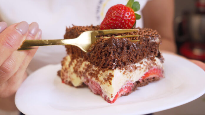 Bolo de Chocolate Caseiro com Morango para Aniversário 0 Bolo de Chocolate Caseiro com Morango para Aniversário + 2 SUPER Recheios Cremosos